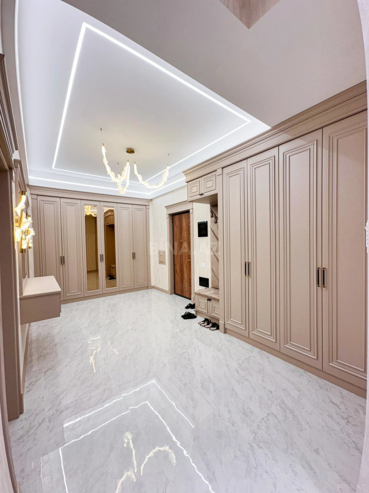 Satılır 4 otaqlı mənzil 195 m²