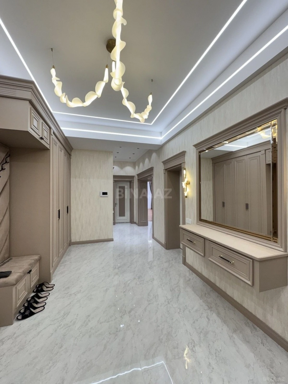 Satılır 4 otaqlı mənzil 195 m²