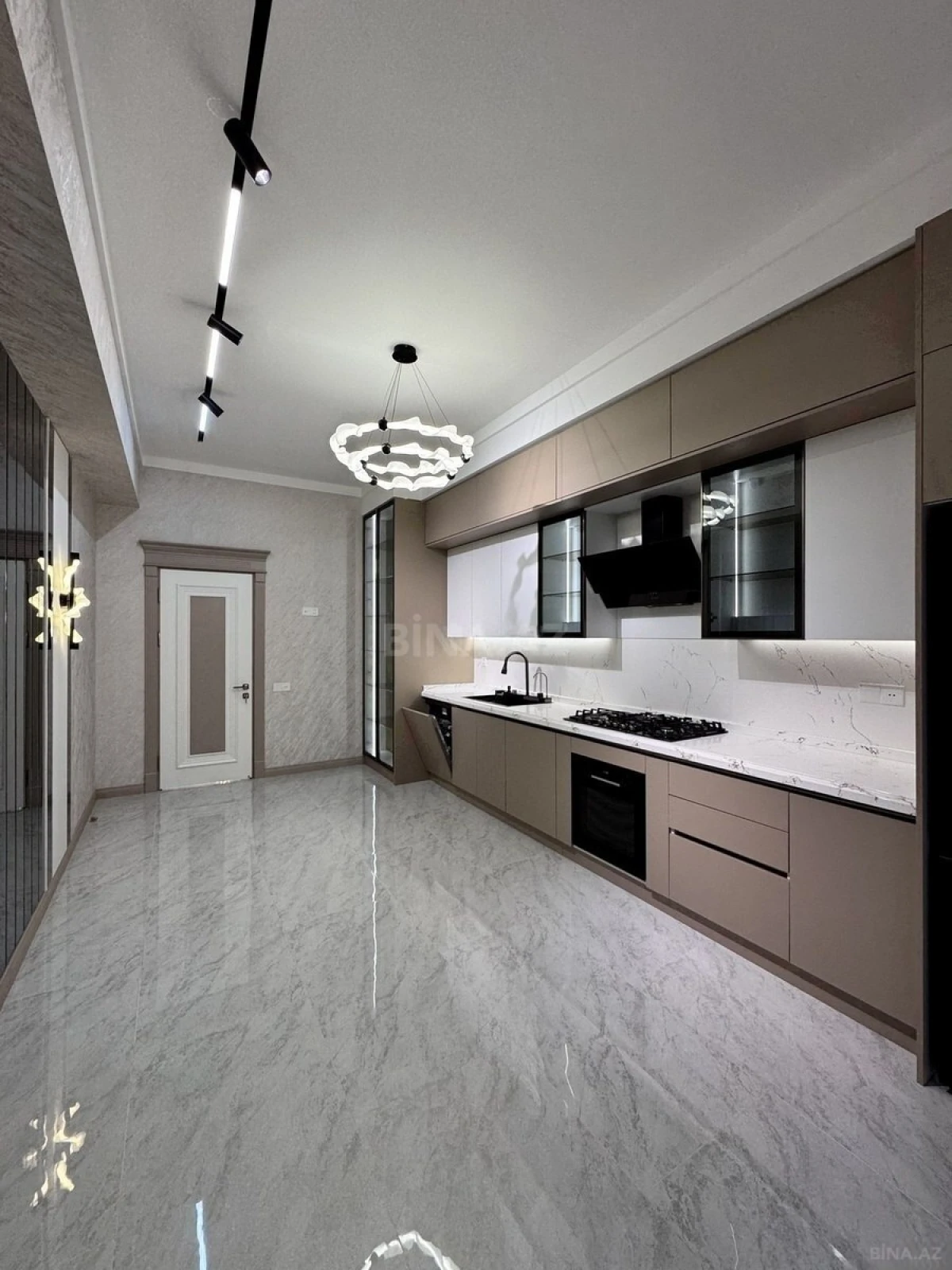 Satılır 4 otaqlı mənzil 195 m²