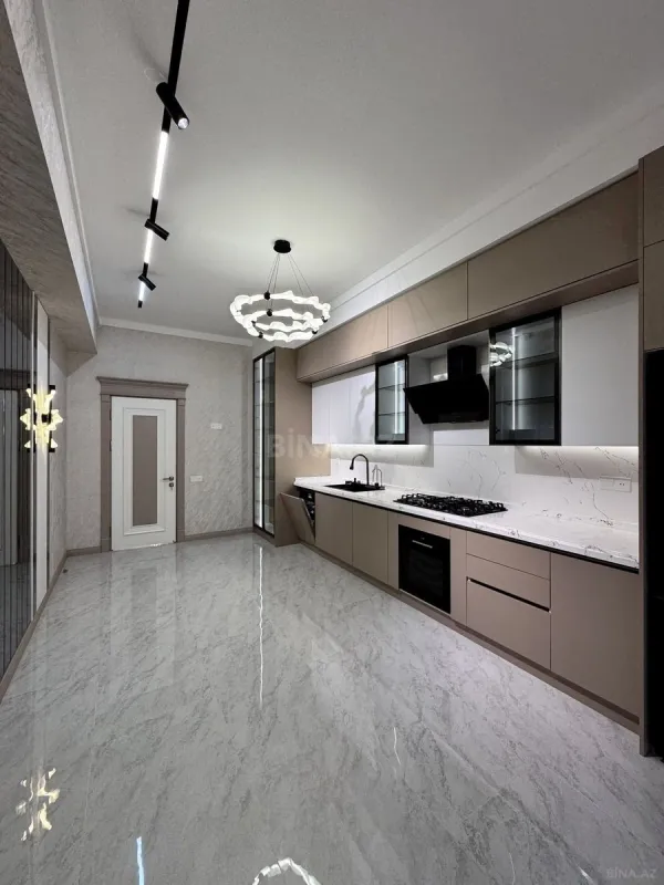 Satılır 4 otaqlı mənzil 195 m²