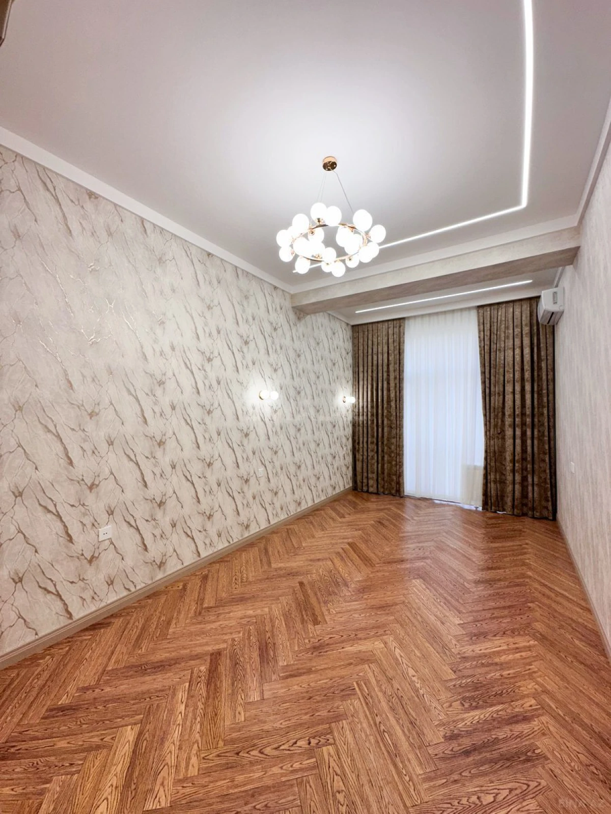 Satılır 4 otaqlı mənzil 195 m²