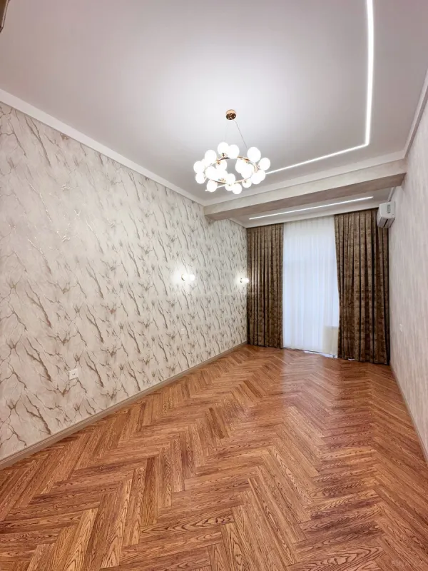 Satılır 4 otaqlı mənzil 195 m²