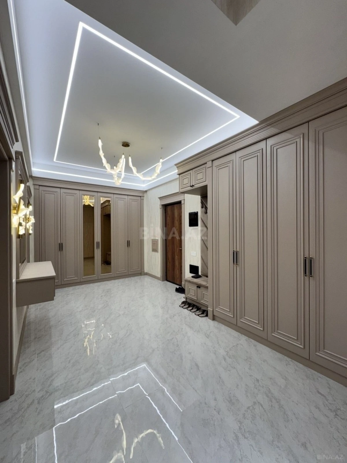 Satılır 4 otaqlı mənzil 195 m²