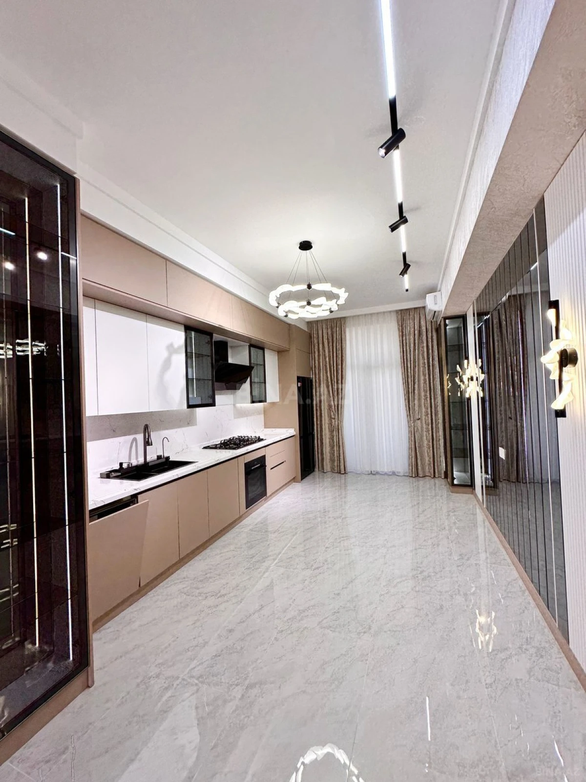 Satılır 4 otaqlı mənzil 195 m²