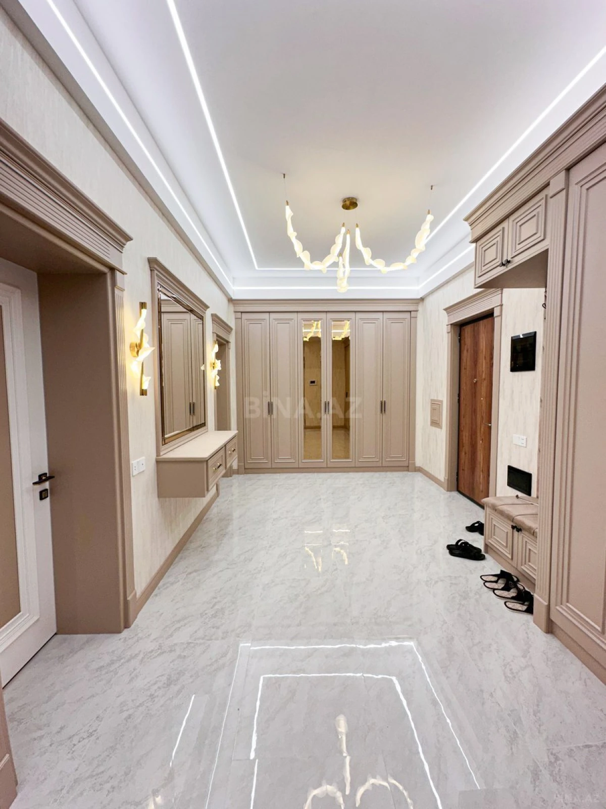 Satılır 4 otaqlı mənzil 195 m²