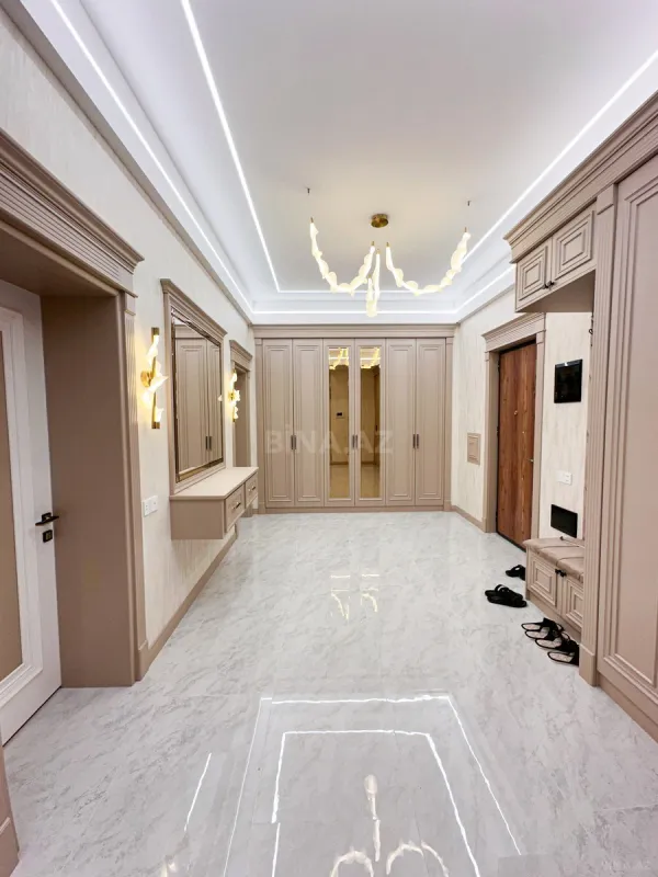 Satılır 4 otaqlı mənzil 195 m²