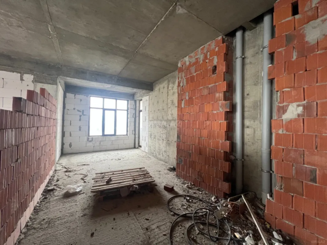 Satılır 4 otaqlı mənzil 144 m²