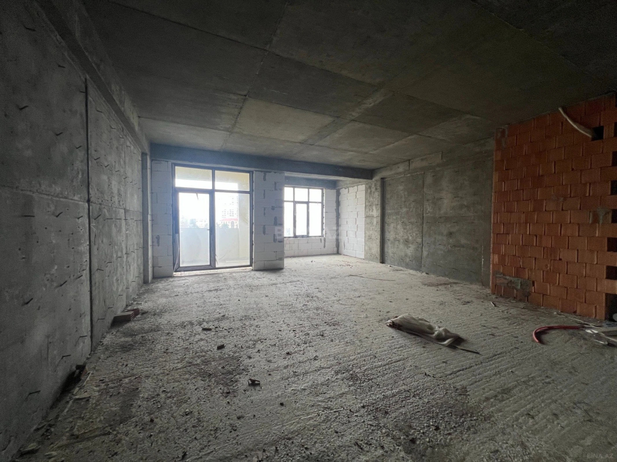 Satılır 4 otaqlı mənzil 144 m²