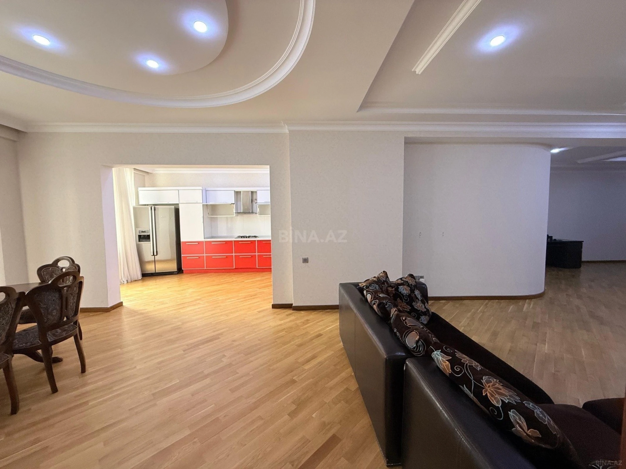 Satılır 5 otaqlı mənzil 220 m²