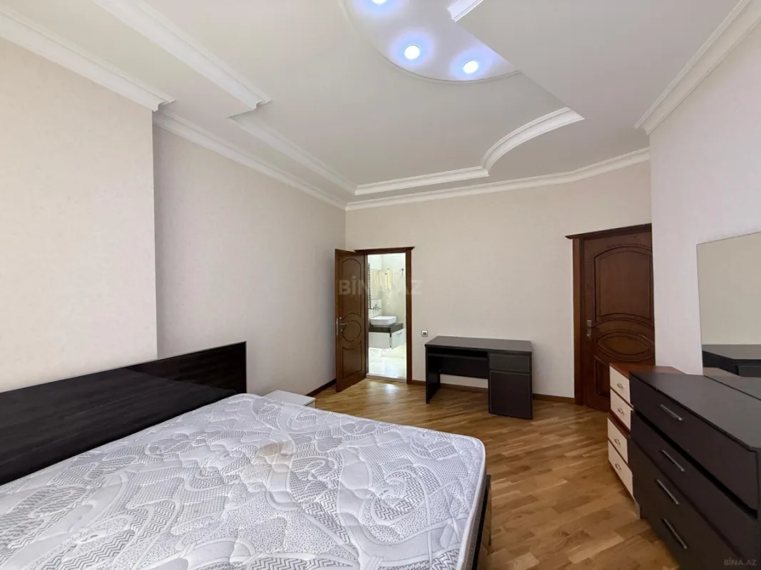Satılır 5 otaqlı mənzil 220 m²