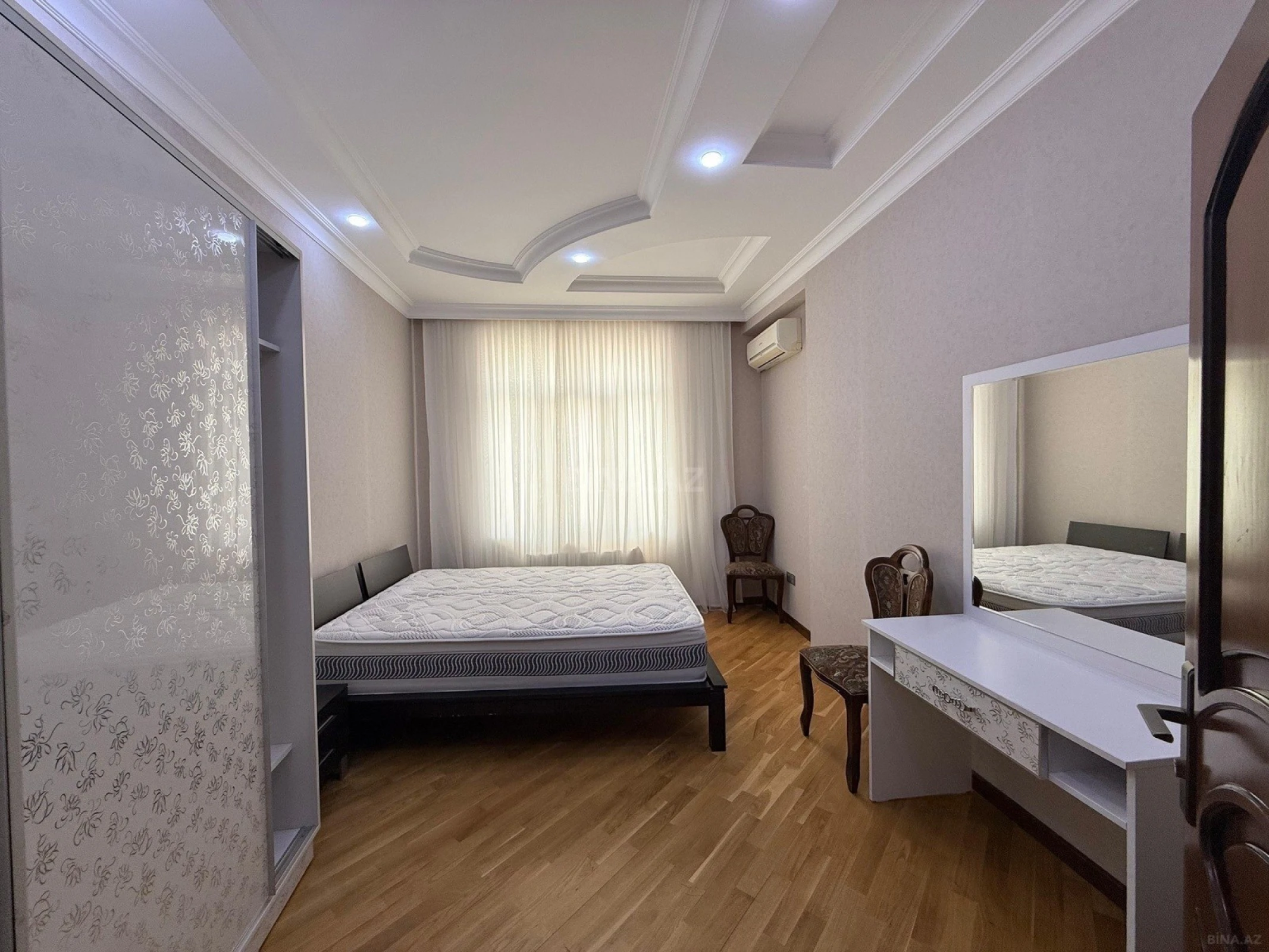 Satılır 5 otaqlı mənzil 220 m²