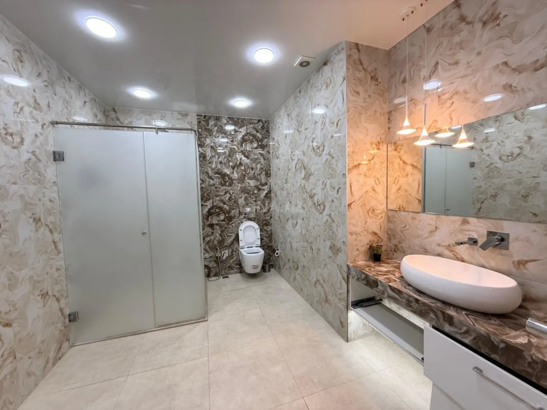 Satılır 5 otaqlı mənzil 220 m²