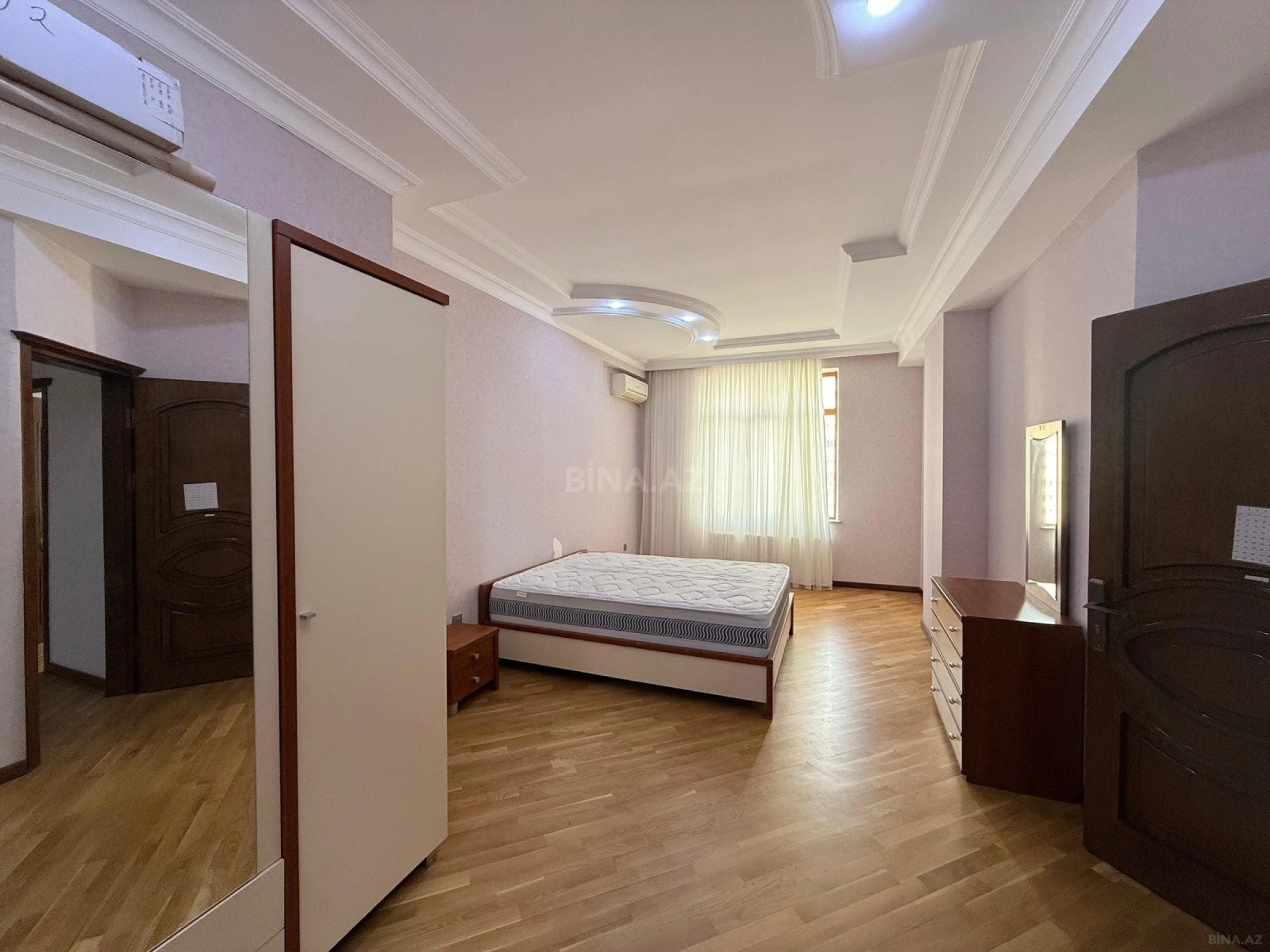 Satılır 5 otaqlı mənzil 220 m²