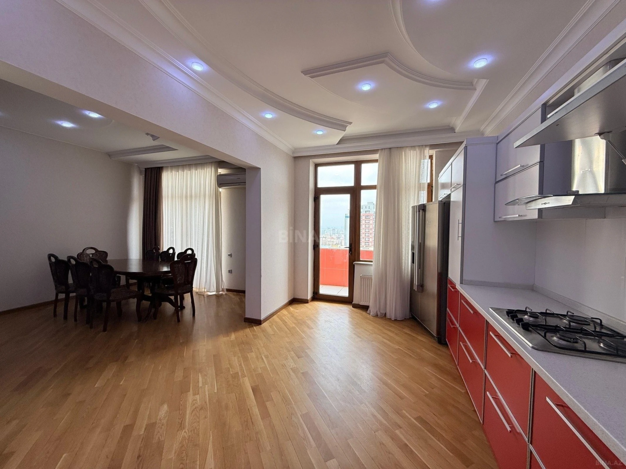 Satılır 5 otaqlı mənzil 220 m²
