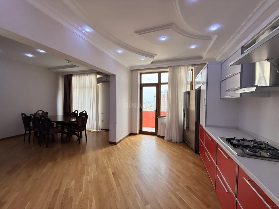 Satılır 5 otaqlı mənzil 220 m²
