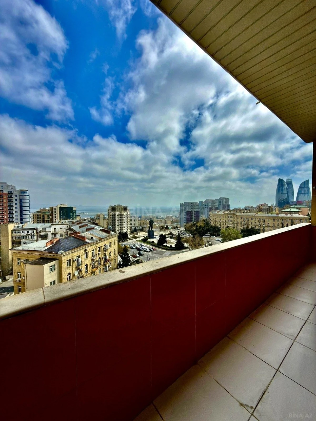 Satılır 5 otaqlı mənzil 220 m²