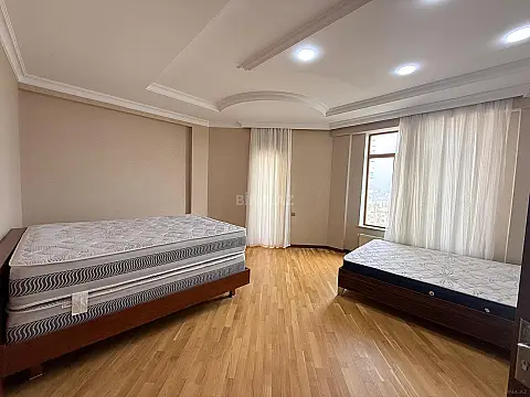 Satılır 5 otaqlı mənzil 220 m²