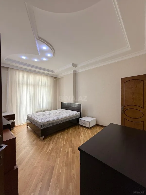 Satılır 5 otaqlı mənzil 220 m²
