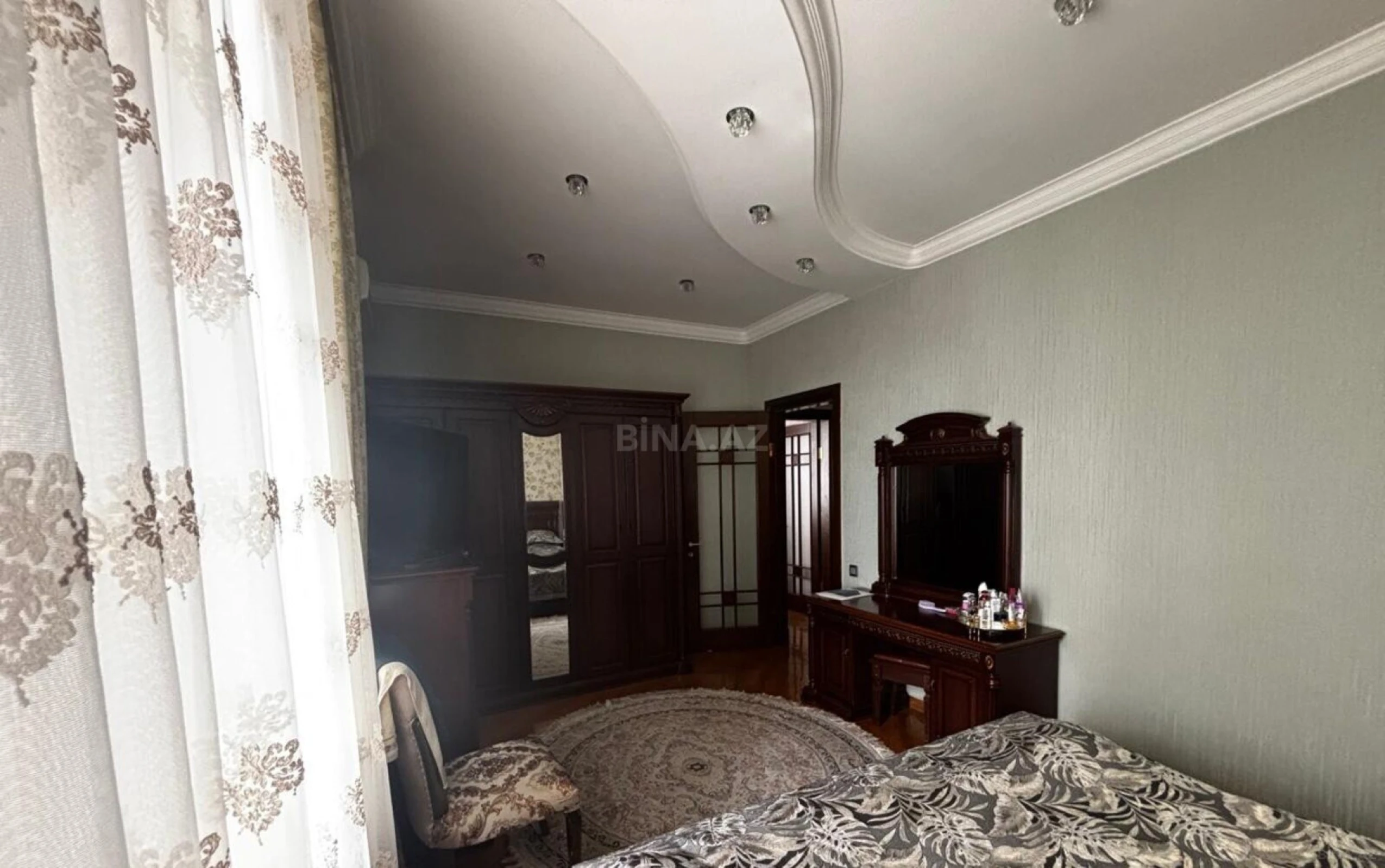 Satılır 3 otaqlı mənzil 137 m²