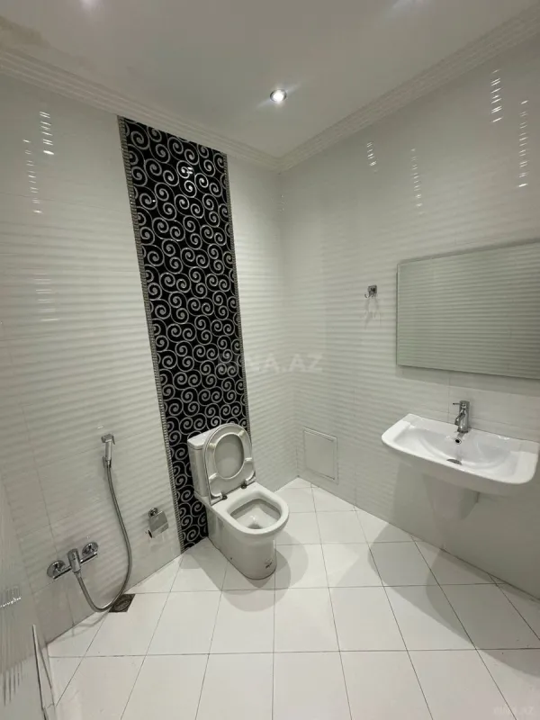 Kirayə verilir 3 otaqlı mənzil 131 m²