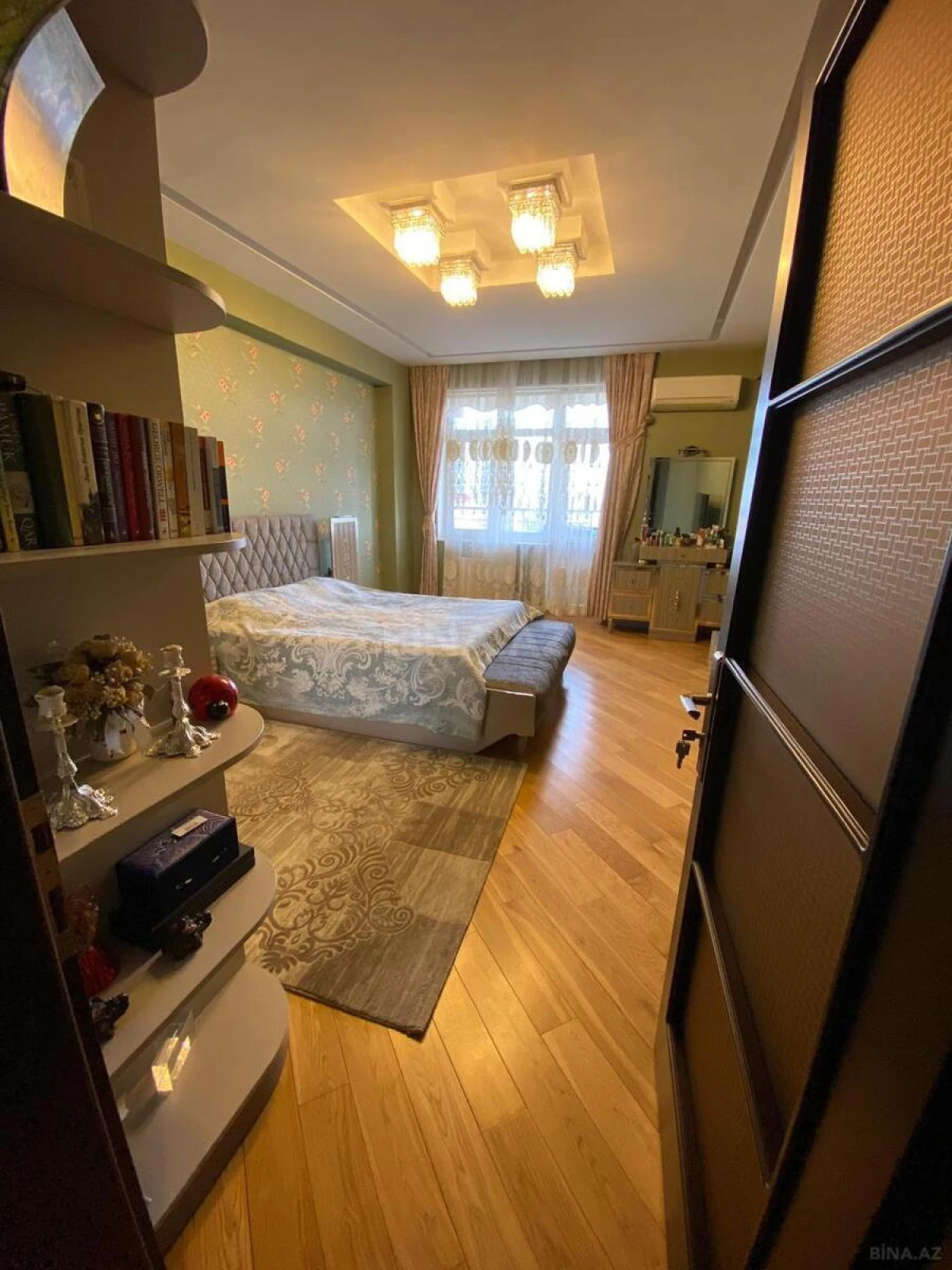 Satılır 5 otaqlı mənzil 350 m²