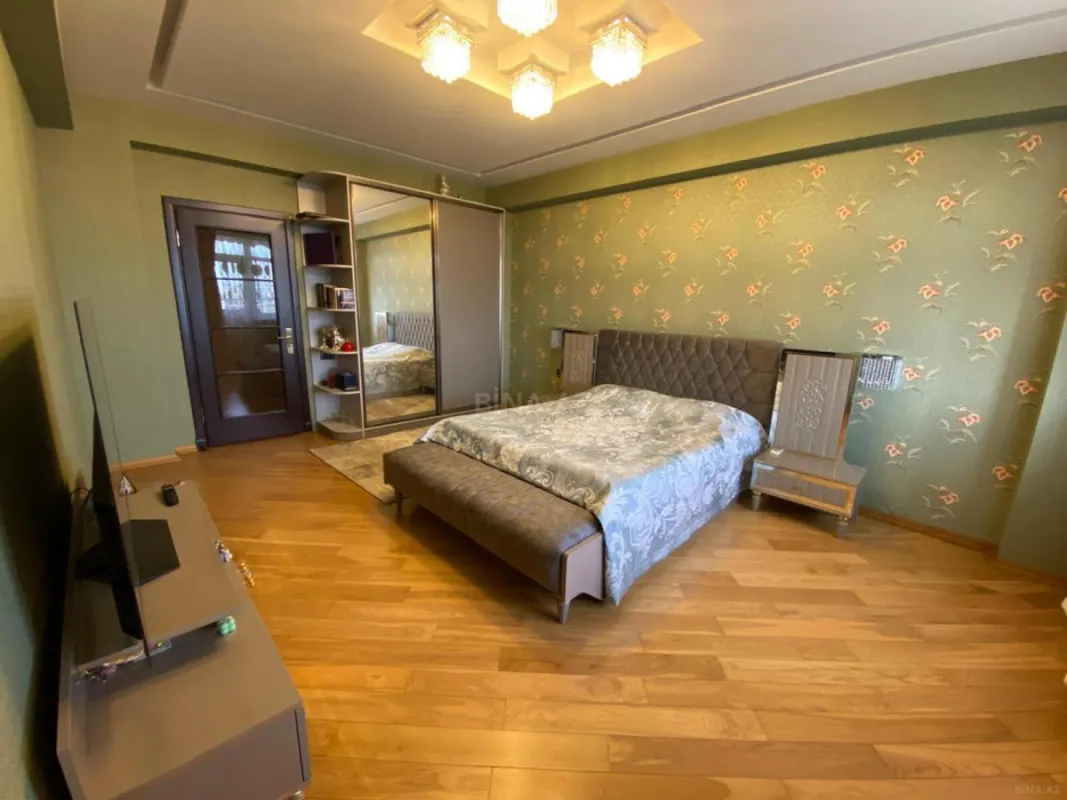 Satılır 5 otaqlı mənzil 350 m²