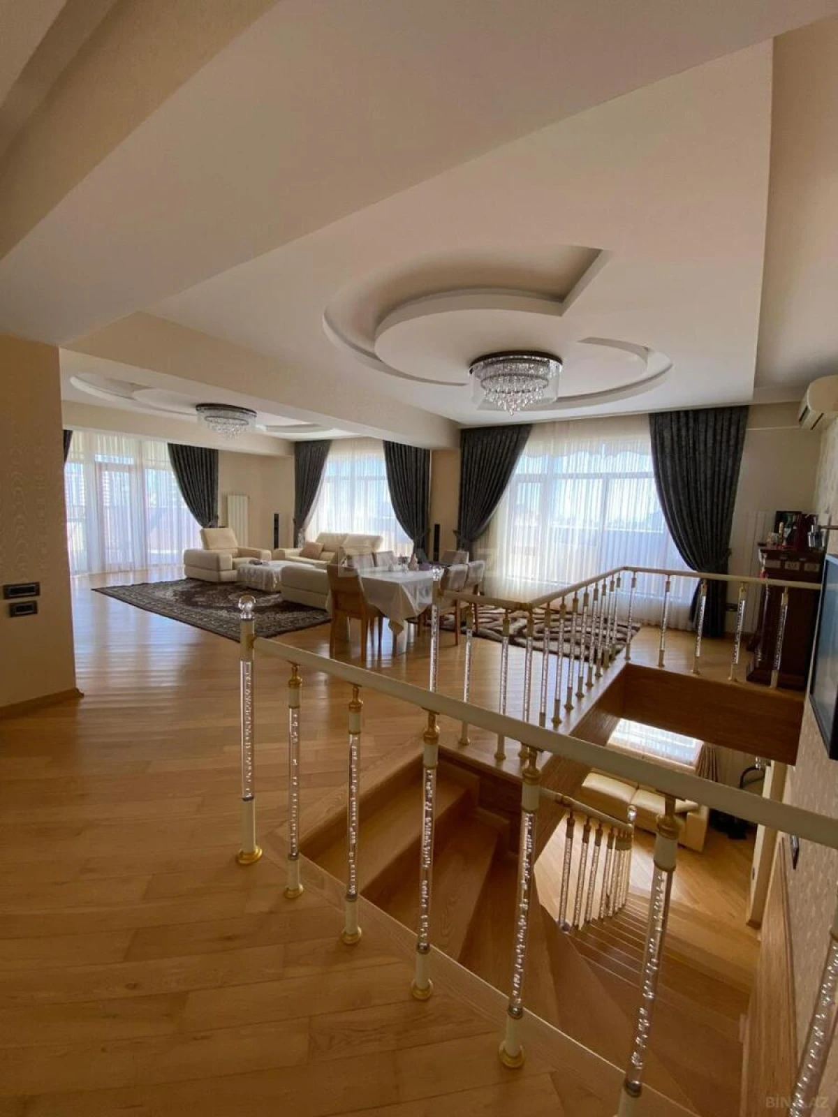Satılır 5 otaqlı mənzil 350 m²