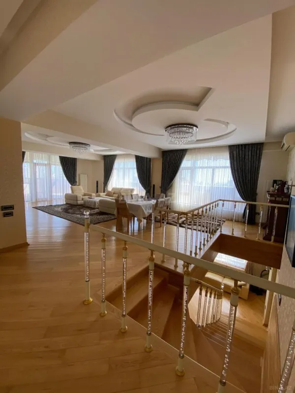 Satılır 5 otaqlı mənzil 350 m²