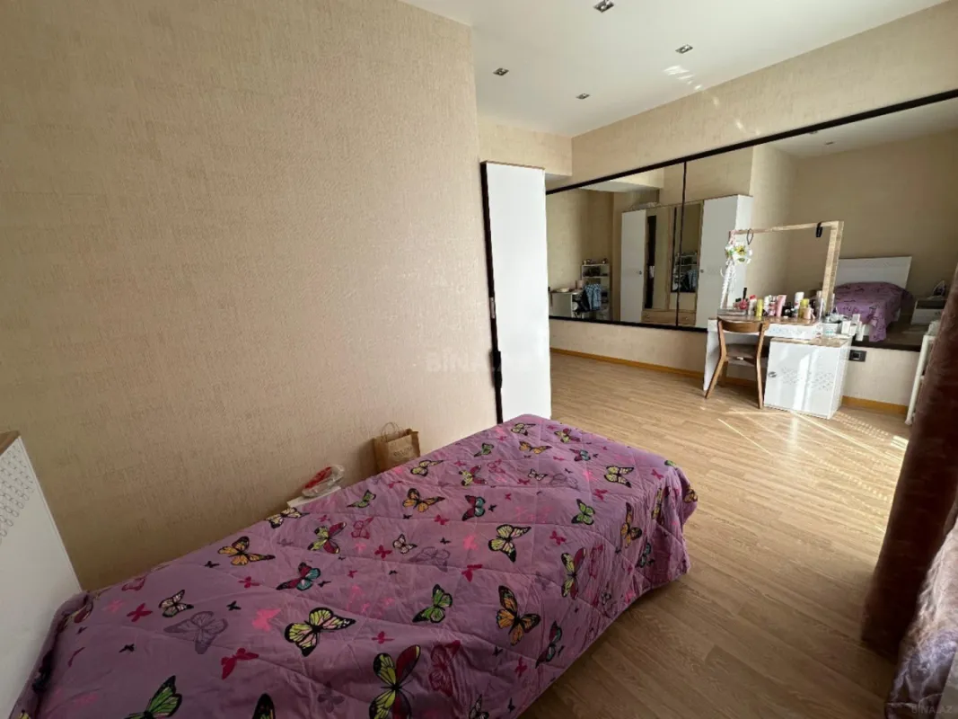 Satılır 5 otaqlı mənzil 350 m²