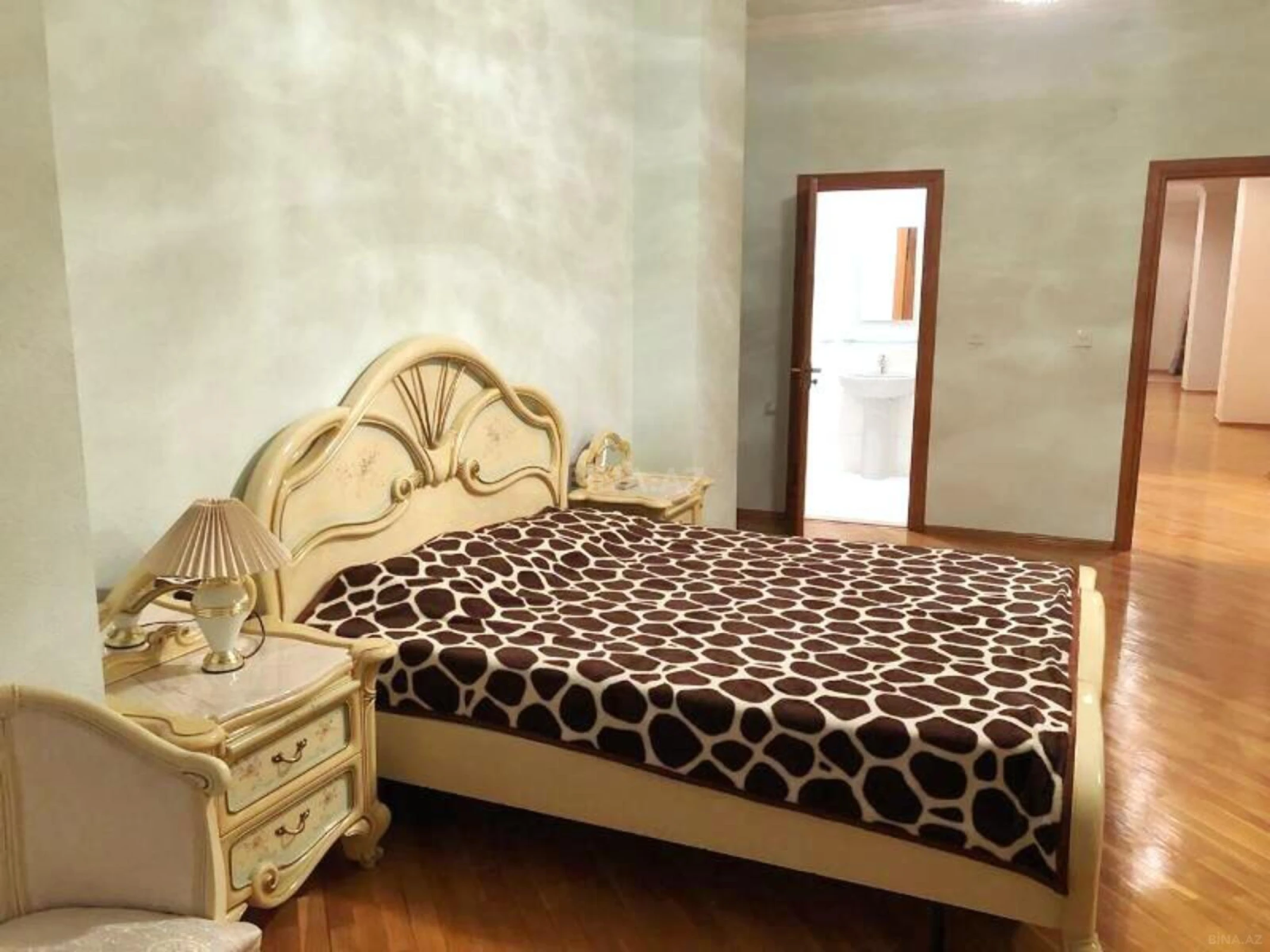 Kirayə verilir 4 otaqlı mənzil 230 m²