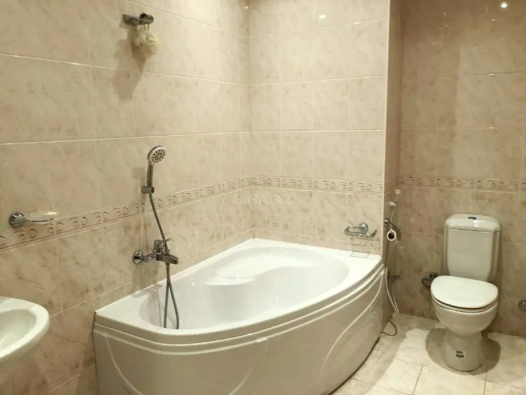 Kirayə verilir 4 otaqlı mənzil 230 m²