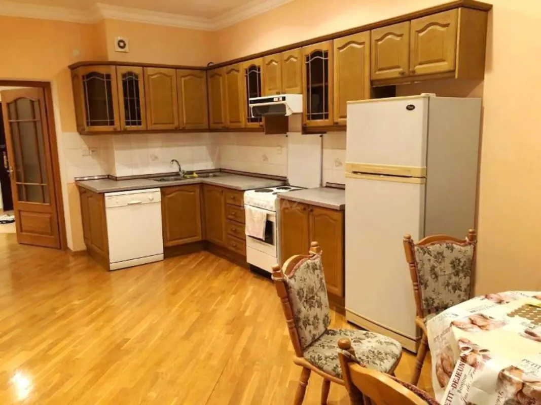 Kirayə verilir 4 otaqlı mənzil 230 m²