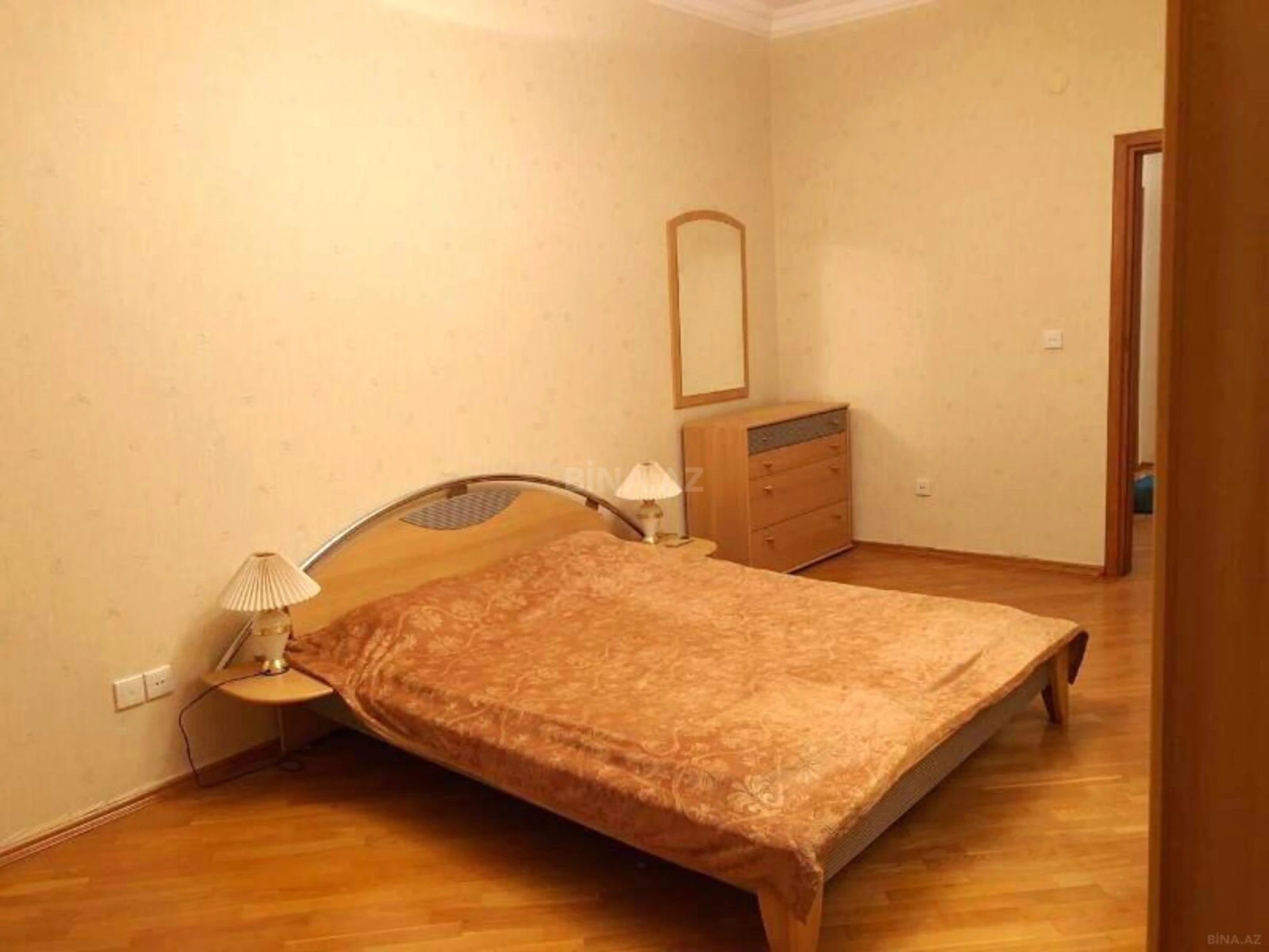 Kirayə verilir 4 otaqlı mənzil 230 m²