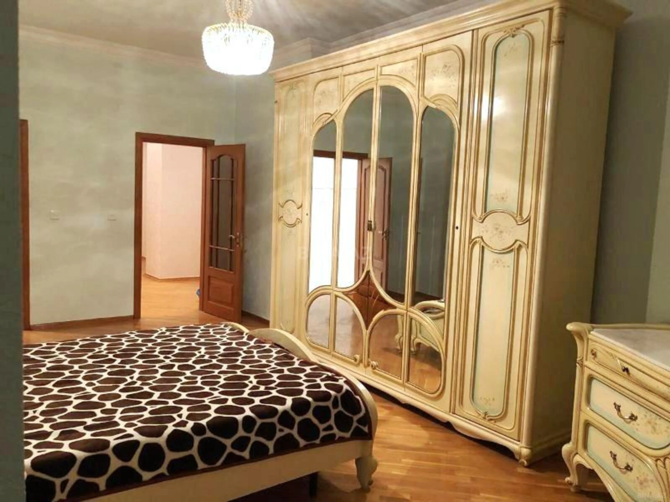 Kirayə verilir 4 otaqlı mənzil 230 m²