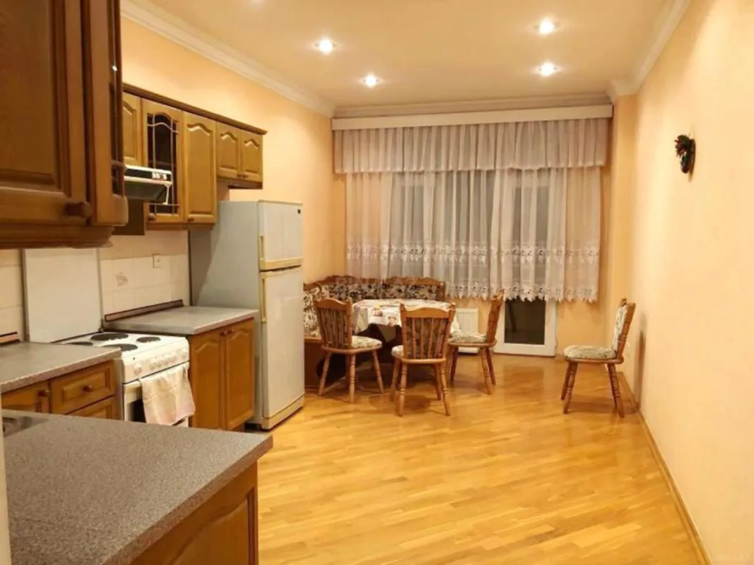 Kirayə verilir 4 otaqlı mənzil 230 m²