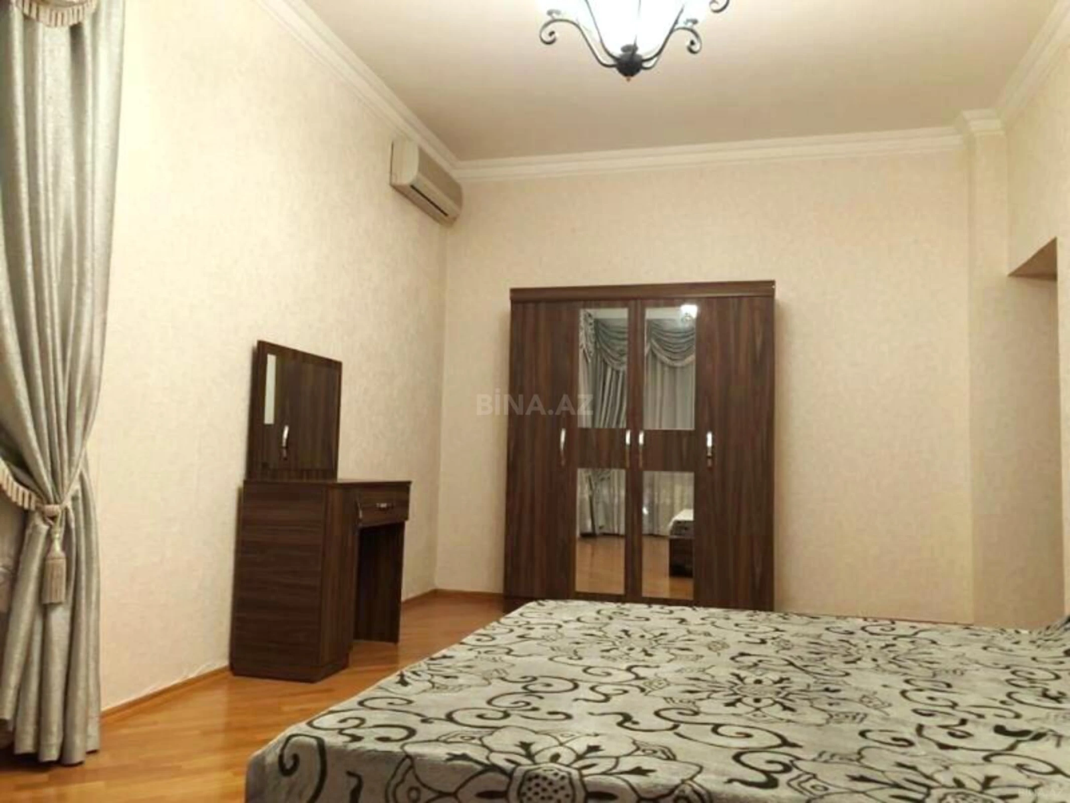 Kirayə verilir 4 otaqlı mənzil 230 m²