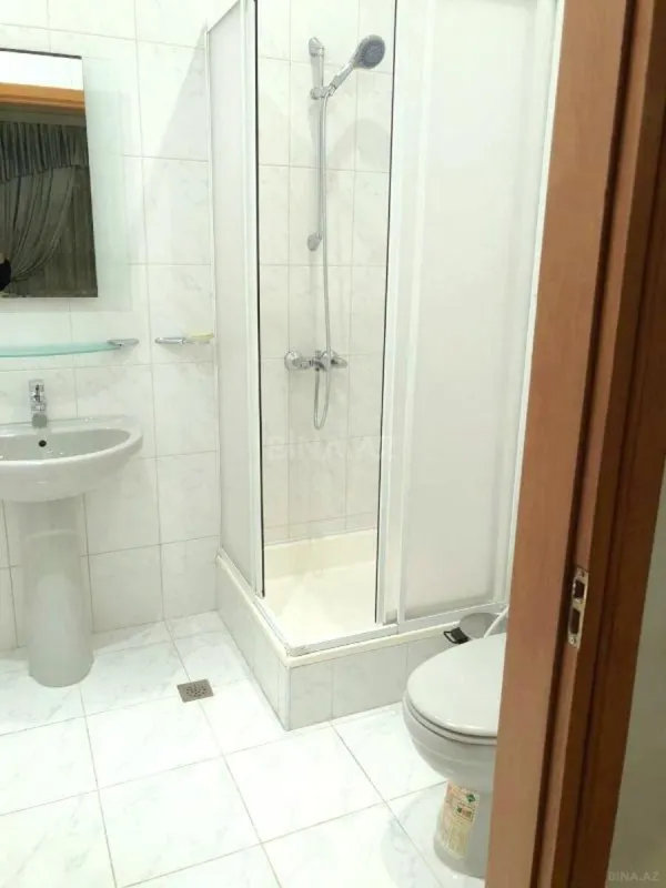 Kirayə verilir 4 otaqlı mənzil 230 m²