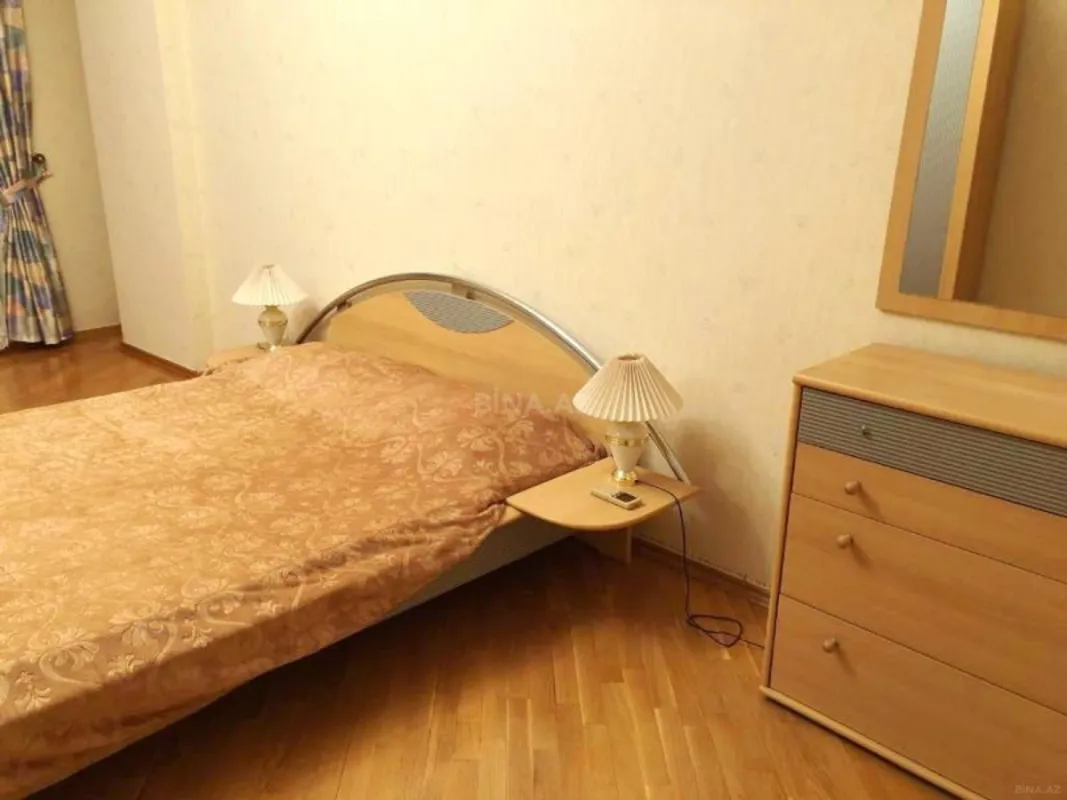 Kirayə verilir 4 otaqlı mənzil 230 m²