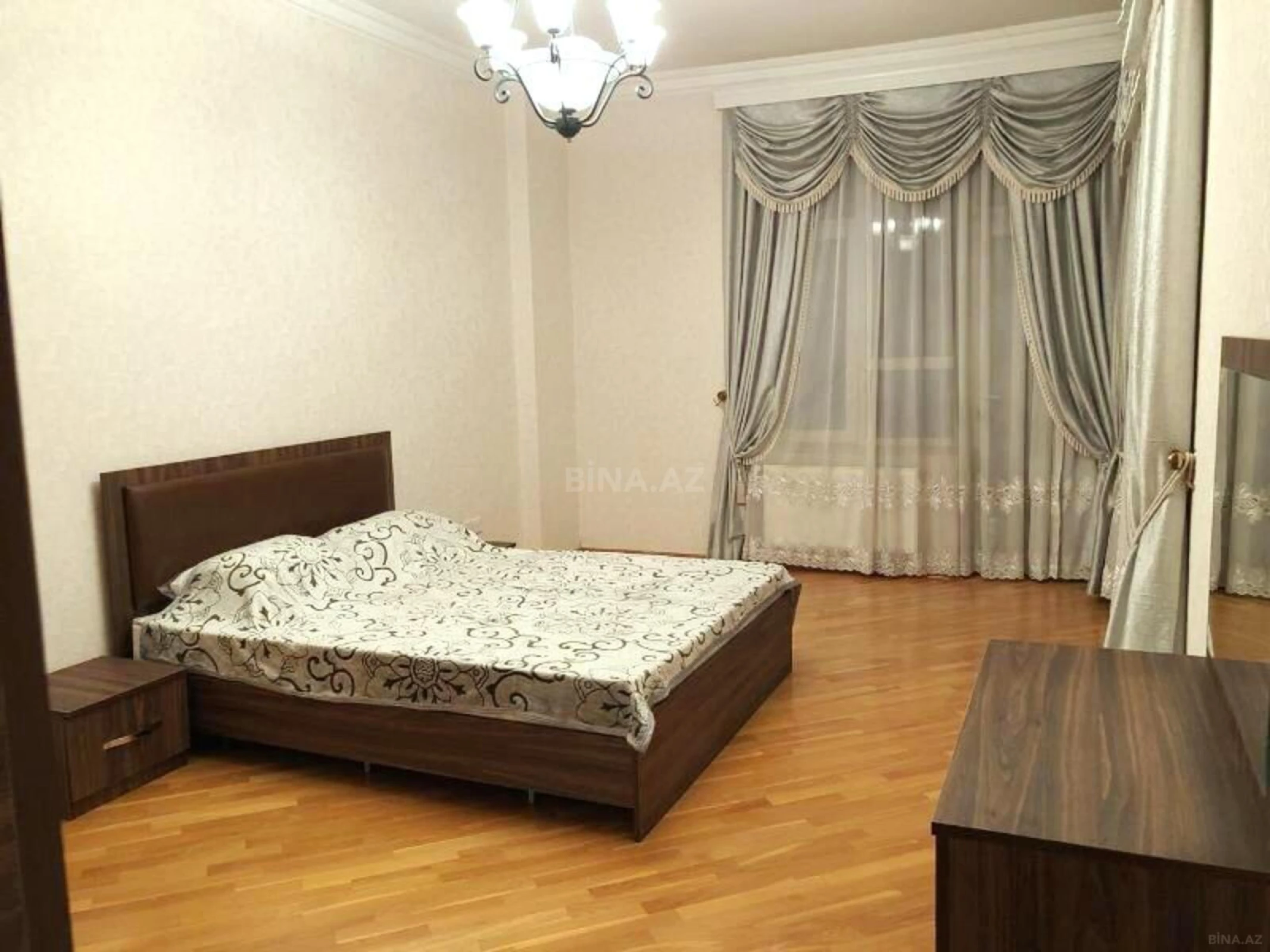 Kirayə verilir 4 otaqlı mənzil 230 m²