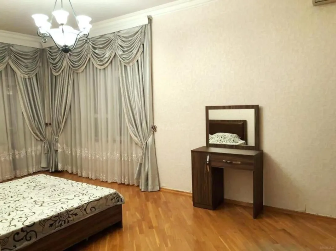 Kirayə verilir 4 otaqlı mənzil 230 m²