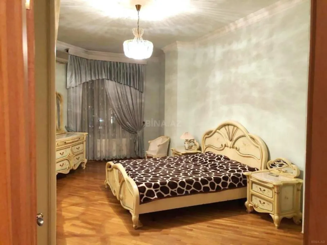 Kirayə verilir 4 otaqlı mənzil 230 m²