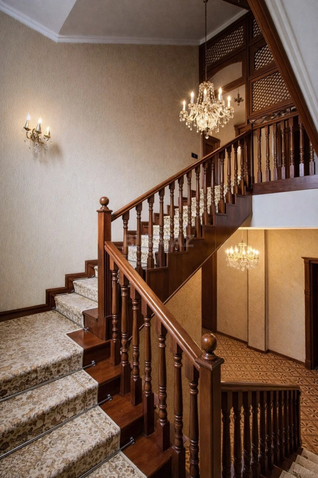 Satılır 12 otaqlı həyət evi 650 m²