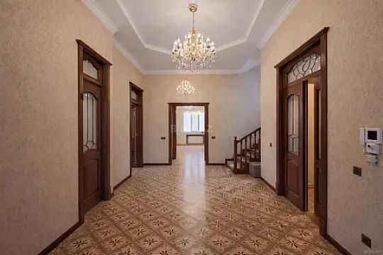 Satılır 12 otaqlı həyət evi 650 m²