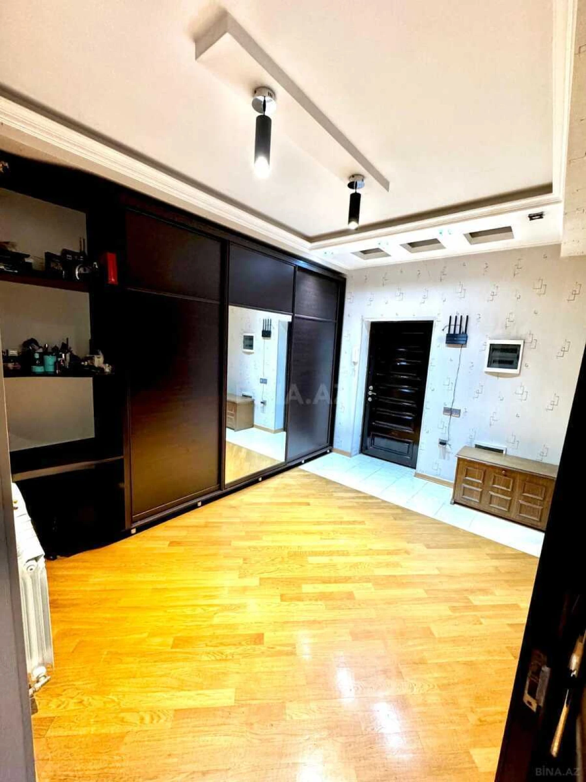 Satılır 3 otaqlı mənzil 121 m²