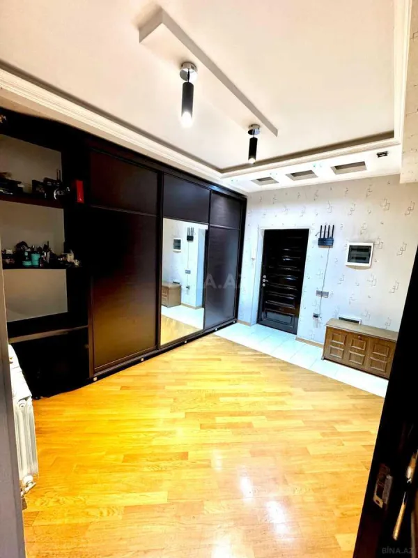 Satılır 3 otaqlı mənzil 121 m²
