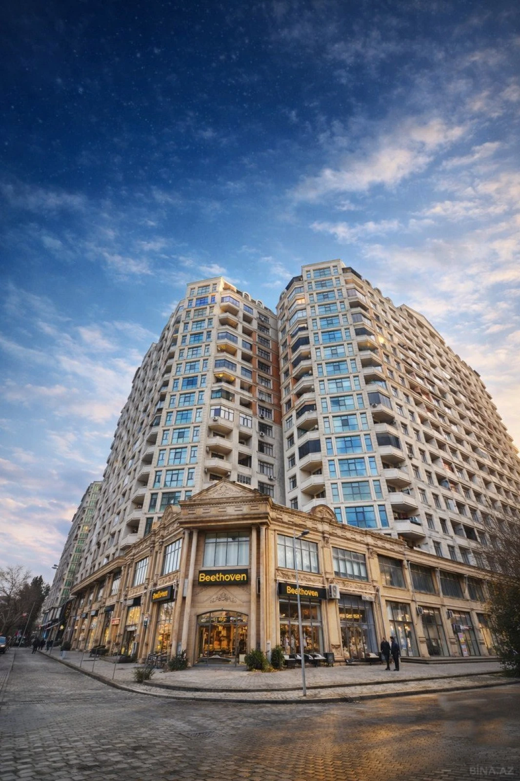 Satılır 3 otaqlı mənzil 137 m²