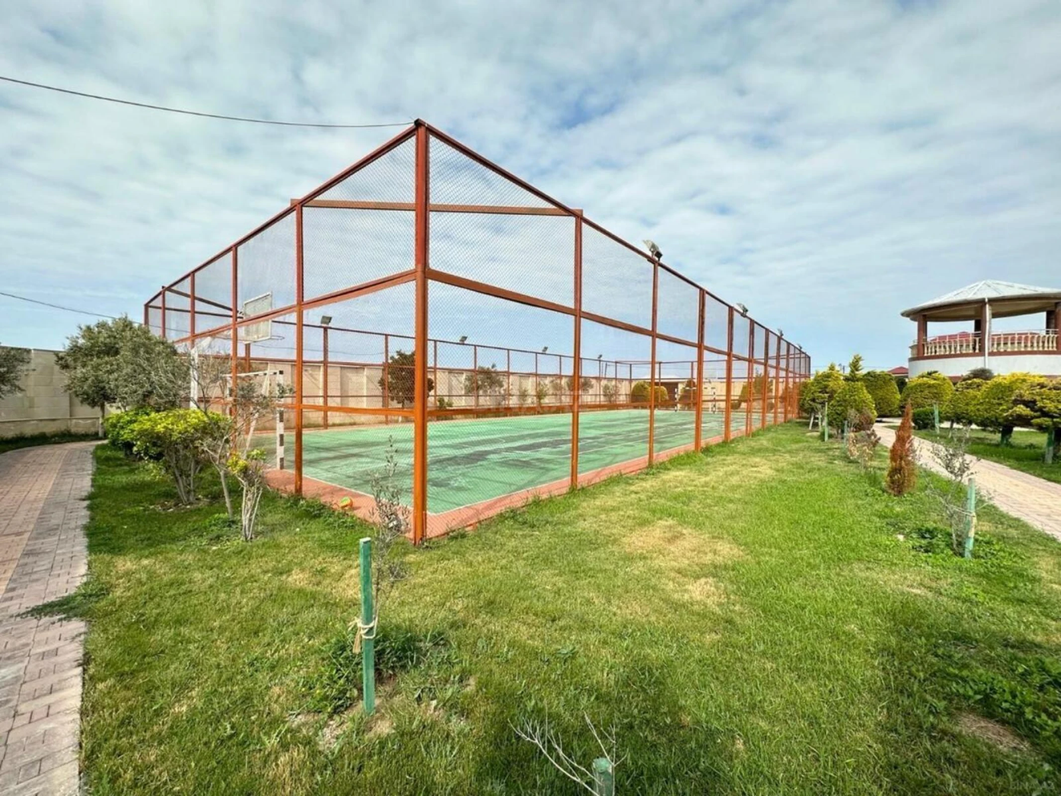 Kirayə verilir 6 otaqlı həyət evi 400 m²