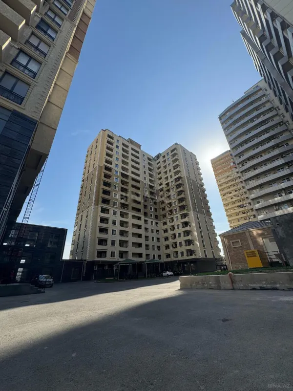 Satılır 4 otaqlı mənzil 147 m²