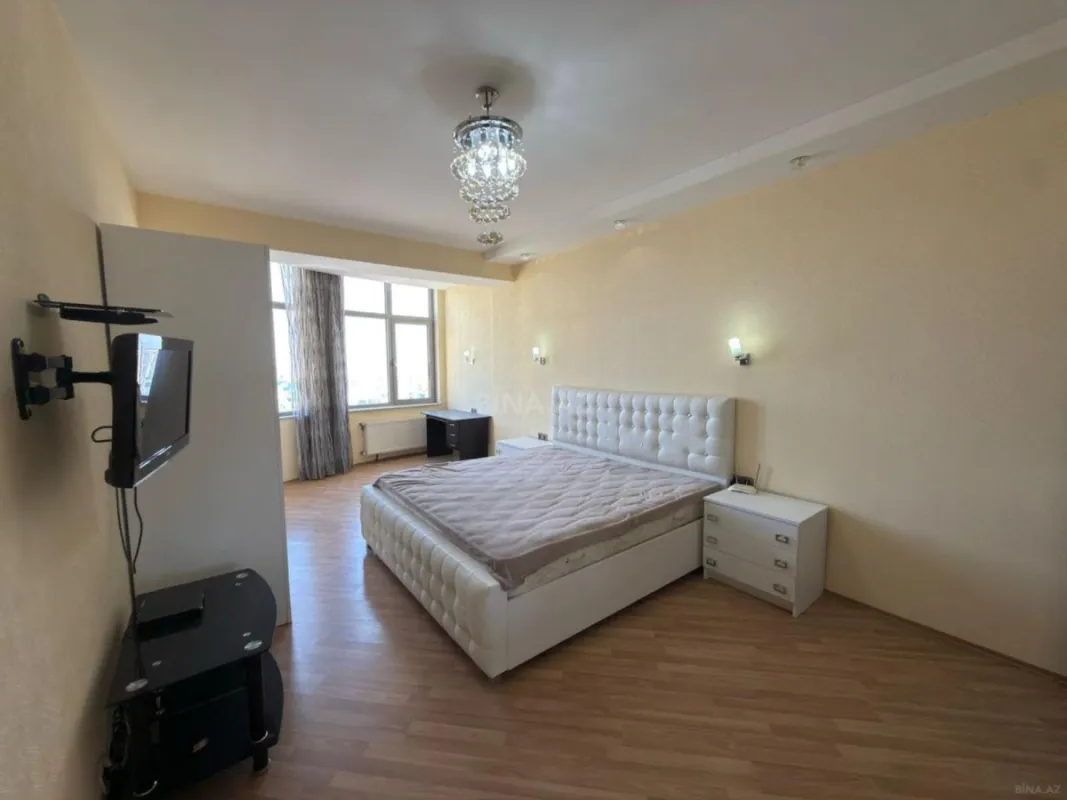 Satılır 4 otaqlı mənzil 212 m²