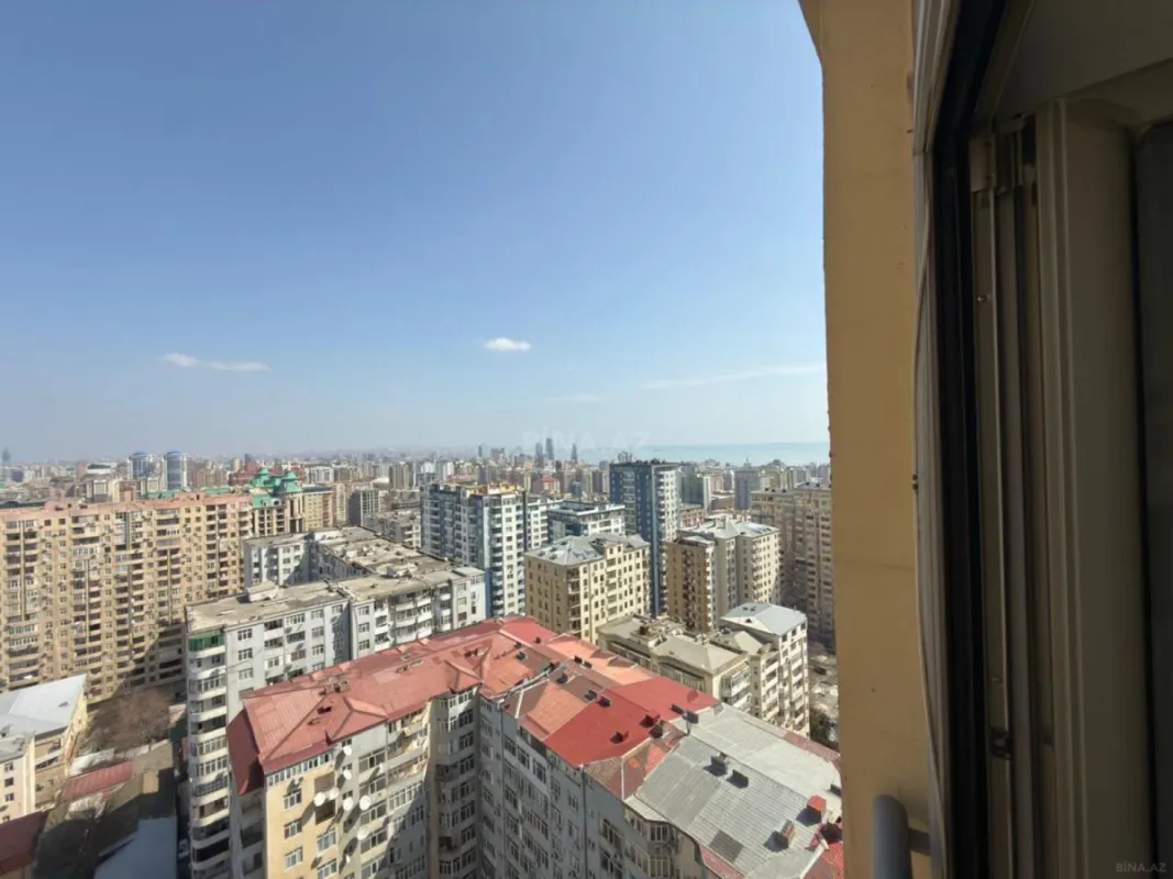 Satılır 4 otaqlı mənzil 212 m²